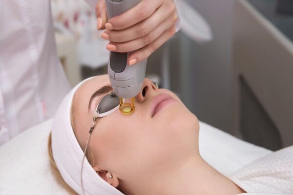 Pięć powodów, dla których laseroterapia wygrywa z tradycyjnymi metodami leczenia naczynek